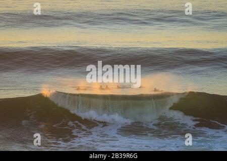 Surf Spot con Big beautful perfetto onde surf barreling nell'Oceano Atlantico. Foto Stock