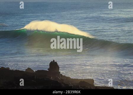 Grande onda dell'oceano. Onda forte Foto Stock