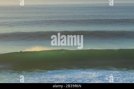 Surf Spot con Big beautful perfetto onde surf barreling nell'Oceano Atlantico. Foto Stock