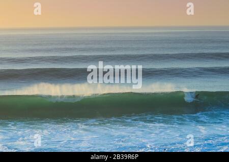 Surf Spot con Big beautful perfetto onde surf barreling nell'Oceano Atlantico. Foto Stock