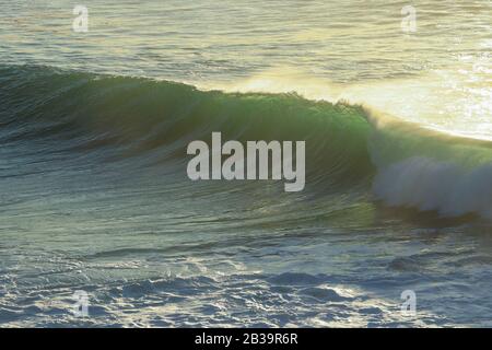 Surf Spot con Big beautful perfetto onde surf barreling nell'Oceano Atlantico. Foto Stock