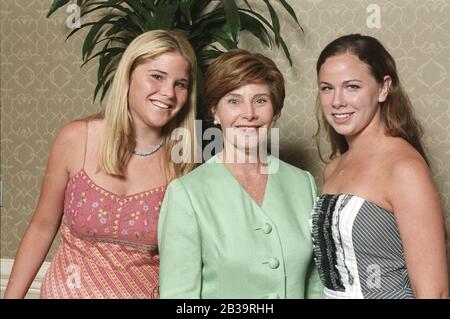 Austin Texas USA, 29 maggio 2002: Da sinistra a destra, Jenna Bush, First Lady Laura Bush, e Barbara Bush, fotografato presso un fundraiser. Foto ©Bob Daemmrich/ Foto Stock