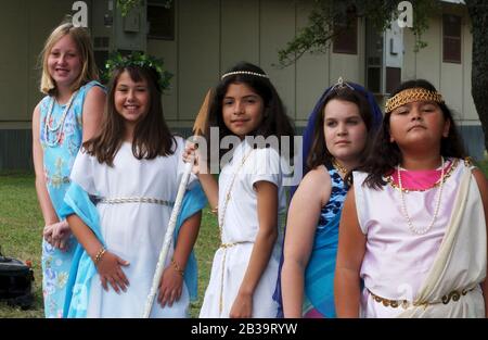 Austin Texas USA, maggio 2004: Studenti di 4° grado che studiano mitologia greca vestire in costumi durante la lezione. Nota le differenze di altezza tra le ragazze. ©Bob Daemmrich Foto Stock