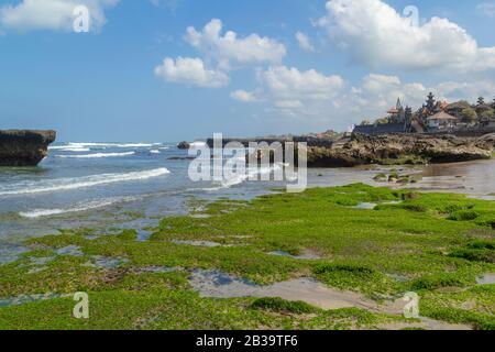 Splendide piscine naturali di roccia alla spiaggia di Echo in una giornata di sole a Canggu, Bali Foto Stock