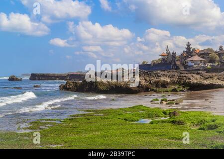 Splendide piscine naturali di roccia alla spiaggia di Echo in una giornata di sole a Canggu, Bali Foto Stock