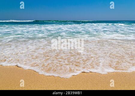 Splendido oceano alla spiaggia di Echo in una giornata di sole a Canggu, Bali Foto Stock