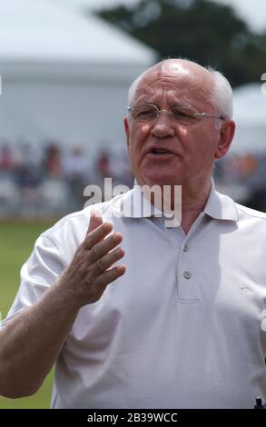 College Station, Texas USA, 13 giugno 2004: L'ex presidente dell'Unione Sovietica Mikhail Gorbachev parla alla stampa durante il paracadute di compleanno dell'ex presidente George Bush. ©Bob Daemmrich Foto Stock