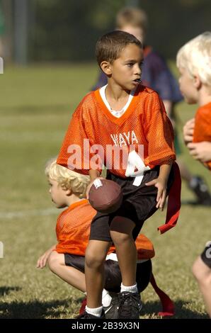 Austin, Texas USA, ottobre 2004: I ragazzi che indossano le protezioni in plastica della bocca corrono in campo durante una partita di calcio della bandiera della lega giovanile per i bambini dai 7 agli 8 anni. ©Bob Daemmrich Foto Stock