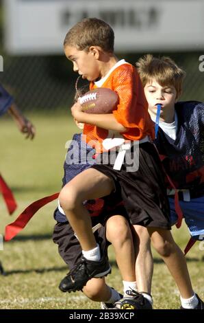 Austin, Texas USA, ottobre 2004: I ragazzi che indossano le protezioni in plastica della bocca corrono in campo durante una partita di calcio della bandiera della lega giovanile per i bambini dai 7 agli 8 anni. ©Bob Daemmrich Foto Stock