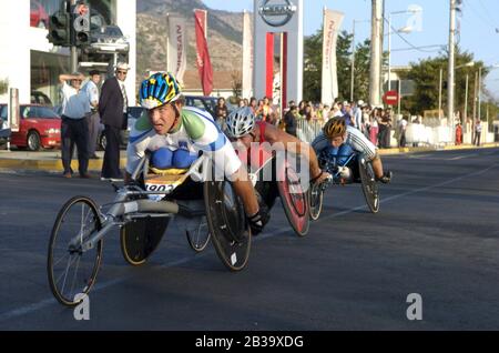 Atene, Grecia 26 SET 2004: Marko Sever della Slovacchia (1903) nella maratona maschile T54 a metà strada verso il traguardo nella periferia di Atene. ©Bob Daemmrich Foto Stock