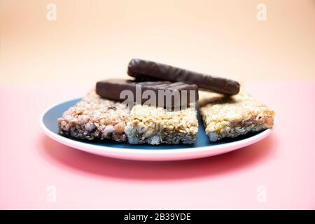 sano nutrizione proteine bar su sfondo rosa e arancione Foto Stock