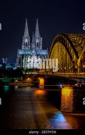 Magnifica Cattedrale di Colonia durante la notte, Colonia Germania Foto Stock