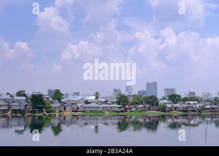 vista della povera area residenziale sulla riva del fiume a dhaka in bangladesh Foto Stock