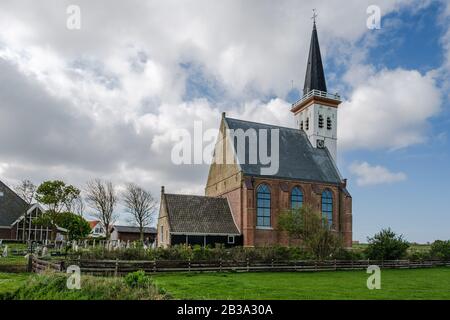 Olandese riformato churchin il villaggio di den Hoorn, sull'isola di Texel, Paesi Bassi. Foto Stock