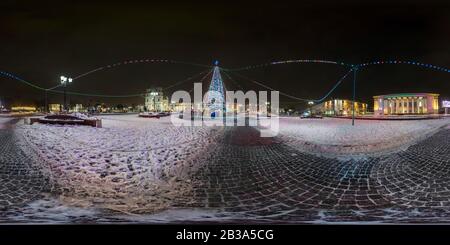 Visualizzazione panoramica a 360 gradi di Grodno, BIELORUSSIA - DICEMBRE 2018: Notte piena di luce panoramica hdri 360 gradi vista angolare su Piazza notte con albero di Natale su nuovo anno in equipecta