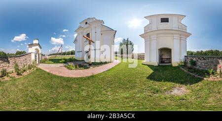 Visualizzazione panoramica a 360 gradi di Panorama hdri senza giunture a 360 gradi nel cortile vicino alla piccola chiesa cattolica in proiezione equirettangolare con zenith e nadir, VR conte