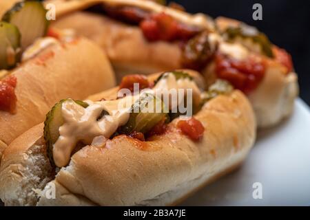 Cibo vegano fatto in casa snack, fagioli di pane alla griglia salsiccia sottaceti ricetta. Foto Stock