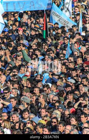 Sarandí, Buenos Aires, Argentina - 23 febbraio 2017: Stadio Fotball completo in atto politico di Cristina Fernández de Kirchner Foto Stock