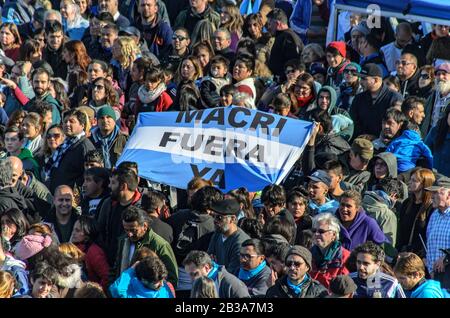 Sarandí, Buenos Aires, Argentina - 23 febbraio 2017: Stadio Fotball completo in atto politico di Cristina Fernández de Kirchner. 'Out Macri ora' è il Foto Stock