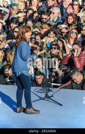 Sarandí, Buenos Aires, Argentina - 23 febbraio 2017: Cristina Fernández de Kirchner in occasione di un evento politico sul campo di calcio dell'Arsenal Foto Stock