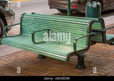 Legno e metallo vintage back to back panchine marciapiede verde lato a Uptown Charlotte, North Carolina. Foto Stock