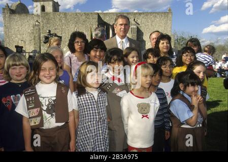 Goliad, Texas USA, 2 marzo 1998: Il Governatore del Texas George W. Bush pone con i bambini delle scuole elementari mentre celebrano la Giornata dell'Indipendenza del Texas al Presidio la Bahia ©Bob Daemmrich Foto Stock