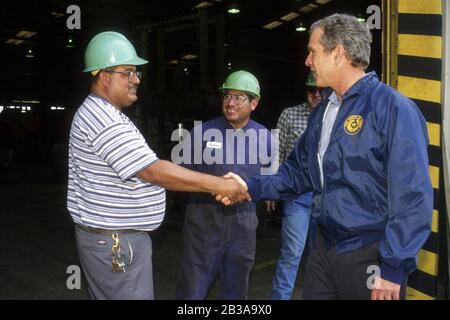 Mercedes, Texas USA, gennaio 1997: Il governatore George W. Bush incontra i lavoratori al magazzino di canna da zucchero nel Texas meridionale. ©Bob Daemmrich Foto Stock