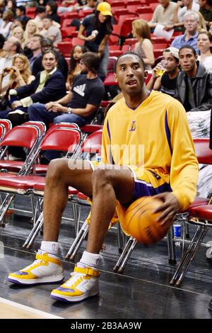 Il giocatore di pallacanestro Kobe Bryant dei LA Lakers gioca in una partita contro i Phoenix Suns. Foto Stock