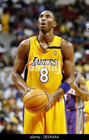 Il giocatore di pallacanestro Kobe Bryant dei LA Lakers gioca in una partita contro i Phoenix Suns. Foto Stock