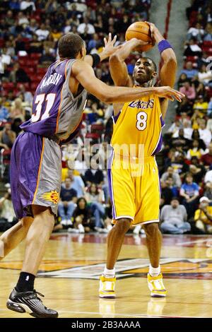 Il giocatore di pallacanestro Kobe Bryant dei LA Lakers gioca in una partita contro i Phoenix Suns. Foto Stock