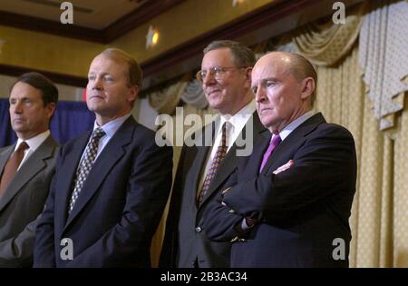 Austin, Texas USA, 03 GENNAIO 2001: Incontro con la stampa dopo un vertice economico con il presidente eletto George W. Bush sono CEO di varie società statunitensi presso lo Stephen F. Austin Hotel. Da sinistra a destra, John T. Chambers (Cisco), Steve Forbes e Jack Welch (General Electric). ©Bob Daemmrich Foto Stock