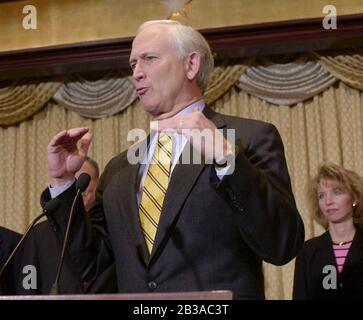 Austin, Texas USA, 03 GENNAIO 2001: Jack Faris della Federazione Nazionale delle imprese indipendenti parla a una conferenza stampa dopo un vertice economico con il presidente eletto George W. Bush e altri leader aziendali. ©Bob Daemmrich Foto Stock