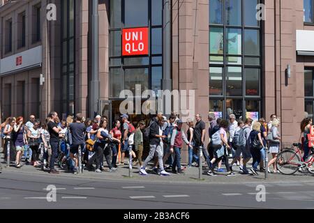 Fussgaenger, Rosenthaler Strasse, nel quartiere Mitte di Berlino, Deutschland Foto Stock