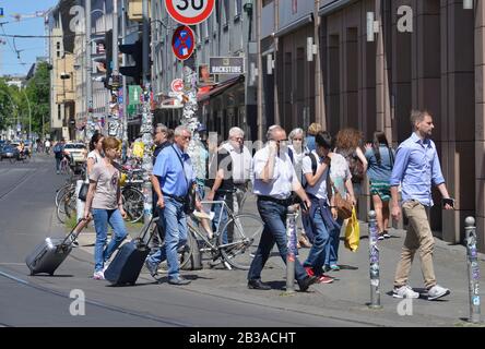 Fussgaenger, Rosenthaler Strasse, nel quartiere Mitte di Berlino, Deutschland Foto Stock