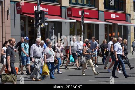 Fussgaenger, Rosenthaler Strasse, nel quartiere Mitte di Berlino, Deutschland Foto Stock