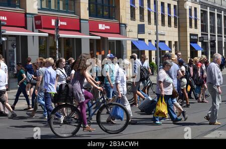 Fussgaenger, Rosenthaler Strasse, nel quartiere Mitte di Berlino, Deutschland Foto Stock