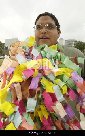 Austin, Texas USA, 08 FEBBRAIO 2001: Gli studenti delle scuole superiori del Texas centrale si riuniscono giovedì fuori dal Campidoglio del Texas per un rally "Up in Smoke", chiedendo ai legislatori di spingere per più denaro per lo stabilimento del tabacco destinato ai programmi di prevenzione del fumo. Gli allievi inoltre hanno ingannato gli sforzi di vendita delle aziende del tabacco orientati verso ottenere gli anni dell'adolescenza agganciati sul fumo. Richard Benavides di Mathis (TX) High consegna petizioni sotto forma di catena della carta. ©Bob Daemmrich Foto Stock