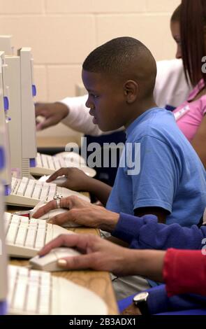 Austin, Texas USA, 05 FEB 2001: Un ragazzo di 4° grado è tra le famiglie di Austin Est che esplorano il World Wide Web in un laboratorio di computer YMCA in un programma serale progettato per contribuire a colmare il divario digitale all'interno della comunità nera. Sponsorizzato da IBM e dalle sue affiliate, il programma fa parte della National Black Family Technology Awareness Week, che si concentra sull'importanza della tecnologia nella vita di tutti i giorni. ©Bob Daemmrich Foto Stock