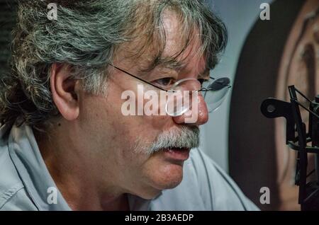 Philosoper e scrittore Fernando Buen Abad Dominguez in un'intervista ad una stazione radio universitaria argentina Foto Stock