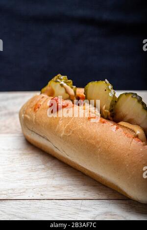 Cibo vegano fatto in casa snack, fagioli di pane alla griglia salsiccia sottaceti ricetta. Foto Stock