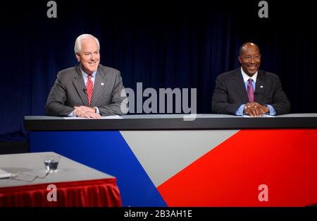 Dallas, Texas 23 OTT 2002: I candidati del Senato degli Stati Uniti John Cornyn (repubblicano), a sinistra ed ex sindaco di Dallas Ron Kirk (democratico), destra, si incontrano agli studi di Kera-TV a Dallas per il loro secondo dibattito televisivo del mese in Texas. Se Kirk fosse eletto al Senato degli Stati Uniti, sarebbe il primo senatore afro-americano del Sud dalla ricostruzione. Cornyn è un amico e sostenitore del Presidente Bush. ©Bob Daemmrich Foto Stock