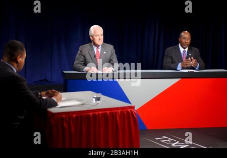 Dallas, Texas 23 Oct 2002: I candidati del Senato degli Stati Uniti John Cornyn (repubblicano), Center, ed ex sindaco di Dallas Ron Kirk (democratico), destra, si incontrano agli studi di Kera-TV a Dallas per il loro secondo dibattito televisivo del mese in Texas. Se Kirk fosse eletto al Senato degli Stati Uniti, sarebbe il primo senatore afro-americano del Sud dalla ricostruzione. Cornyn è un amico e sostenitore del Presidente Bush. ©Bob Daemmrich Foto Stock