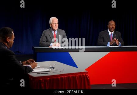 Dallas, Texas 23 Oct 2002: I candidati del Senato degli Stati Uniti John Cornyn (repubblicano), Center, ed ex sindaco di Dallas Ron Kirk (democratico), destra, si incontrano agli studi di Kera-TV a Dallas per il loro secondo dibattito televisivo del mese in Texas. Se Kirk fosse eletto al Senato degli Stati Uniti, sarebbe il primo senatore afro-americano del Sud dalla ricostruzione. Cornyn è un amico e sostenitore del Presidente Bush. ©Bob Daemmrich Foto Stock