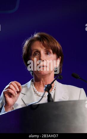 Austin, Texas 14 LUGLIO 2003: Il leader della minoranza della casa degli Stati Uniti Nancy Pelosi (D-California) si rivolge alla folla del pranzo di 2,000 al Consiglio Nazionale di la Raza annuale convegno al nuovo Austin Convention Center. Pelosi ha criticato la mancanza di attenzione da parte dell'amministrazione Bush sulle questioni delle minoranze negli ultimi tre anni. ©Bob Daemmrich Foto Stock