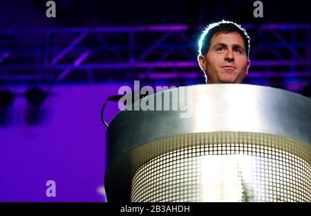 Austin, Texas 14 LUGLIO 2003: Michael Dell, CEO di Dell computer di Round Rock, Texas, parla dell'alta tecnologia al lunedì pranzo del National Council of la Raza. Dell ha raccontato ai 2,000 partecipanti come la tecnologia ha cambiato la vita moderna per gli ispanici statunitensi. ©Bob Daemmrich Foto Stock