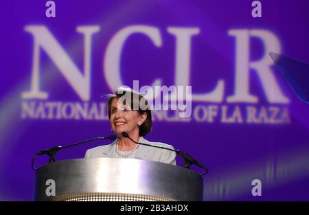 Austin, Texas 14 LUGLIO 2003: Il leader della minoranza della casa degli Stati Uniti Nancy Pelosi (D-California) si rivolge alla folla del pranzo di 2,000 al Consiglio Nazionale di la Raza annuale convegno al nuovo Austin Convention Center. Pelosi ha criticato la mancanza di attenzione da parte dell'amministrazione Bush sulle questioni delle minoranze negli ultimi tre anni. ©Bob Daemmrich Foto Stock