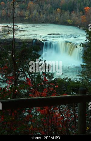 Cumberland cade nel Cumberland Falls state Park in Kentucky durante la fine del autunno Foto Stock