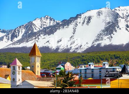 Montagne su Ushuaia, capitale della provincia Tierra del Fuego e la città più meridionale del mondo, Argentina. Foto Stock