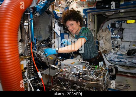 ISS - 15 Feb 2020 - Expedition 62 Flight Engineer e l'astronauta della NASA Jessica Meir lavora su attività di idraulica orbitale all'interno del modulo Tranquility's Life Foto Stock