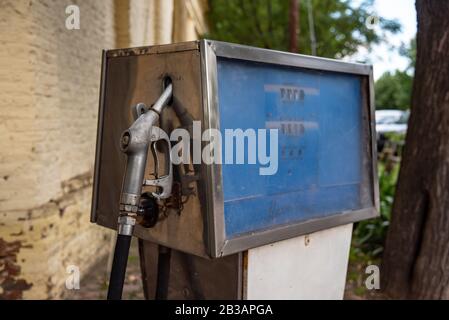 Vecchia stazione del gas sporco, arrugginita, vecchio e abbandonato distributore di gas. La fine dell'energia fossile Foto Stock